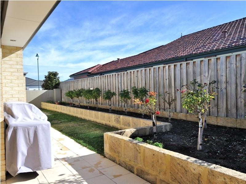 4 Petworth Drive, The Vines WA 6069