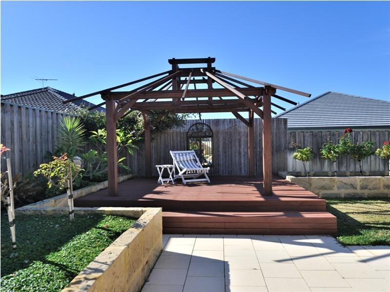 4 Petworth Drive, The Vines WA 6069