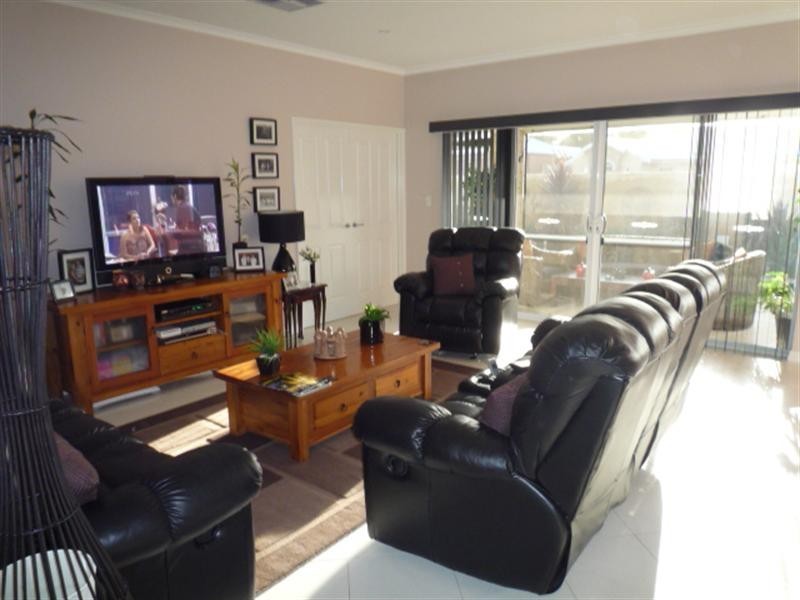 2 Crossland Avenue, Ellenbrook WA 6069