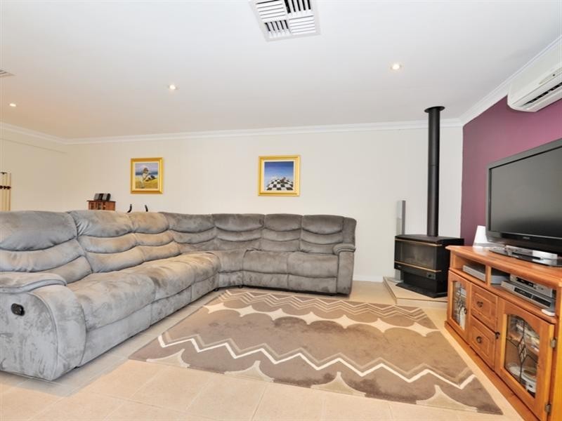 32 Lyndhurst Street, Dianella WA 6059