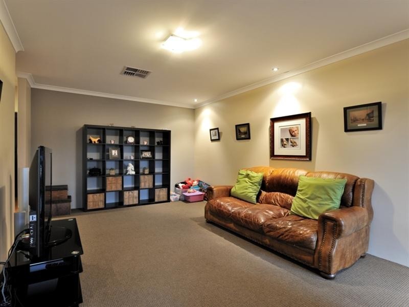 18 Gleeson Entrance, Aveley WA 6069