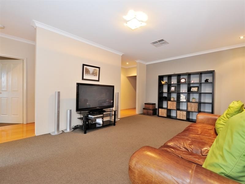 18 Gleeson Entrance, Aveley WA 6069