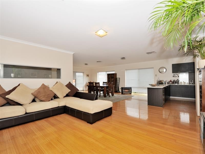 18 Gleeson Entrance, Aveley WA 6069