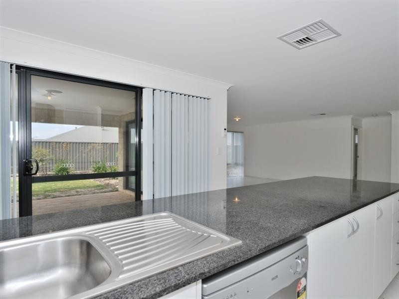 2 Hessian Street, Aveley WA 6069