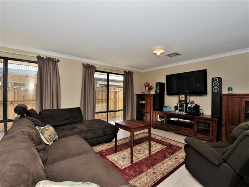 74 ELMRIDGE Parkway, Ellenbrook WA 6069