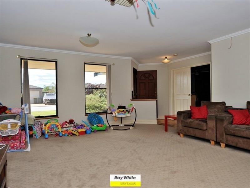 16 Sorrento Turn, Ellenbrook WA 6069