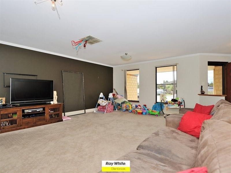 16 Sorrento Turn, Ellenbrook WA 6069