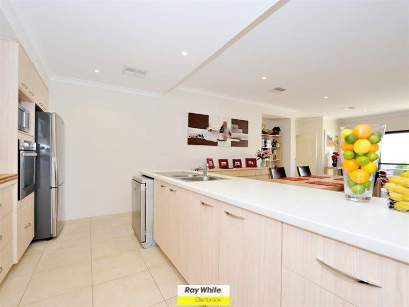 8 Harman Place, Aveley WA 6069