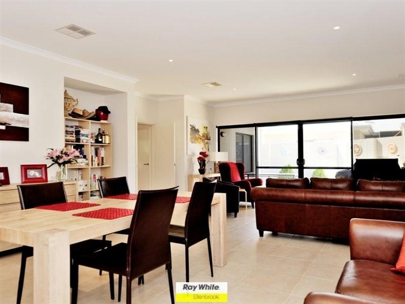 8 Harman Place, Aveley WA 6069