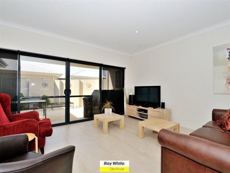 8 Harman Place, Aveley WA 6069