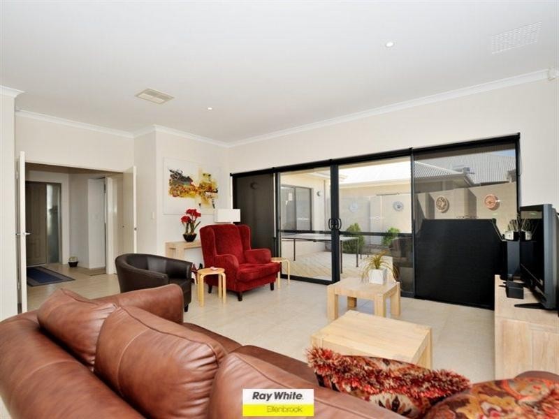 8 Harman Place, Aveley WA 6069
