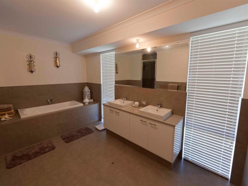 130 Roxburghe Drive, The Vines WA 6069