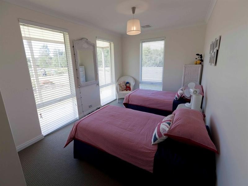 130 Roxburghe Drive, The Vines WA 6069