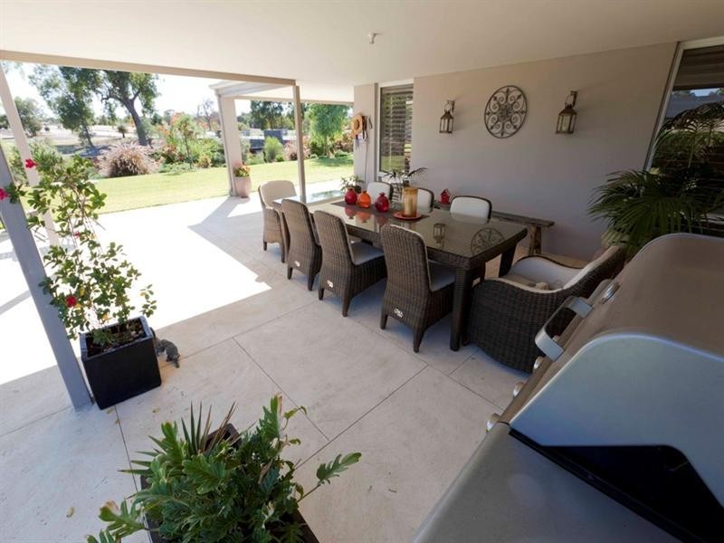 130 Roxburghe Drive, The Vines WA 6069