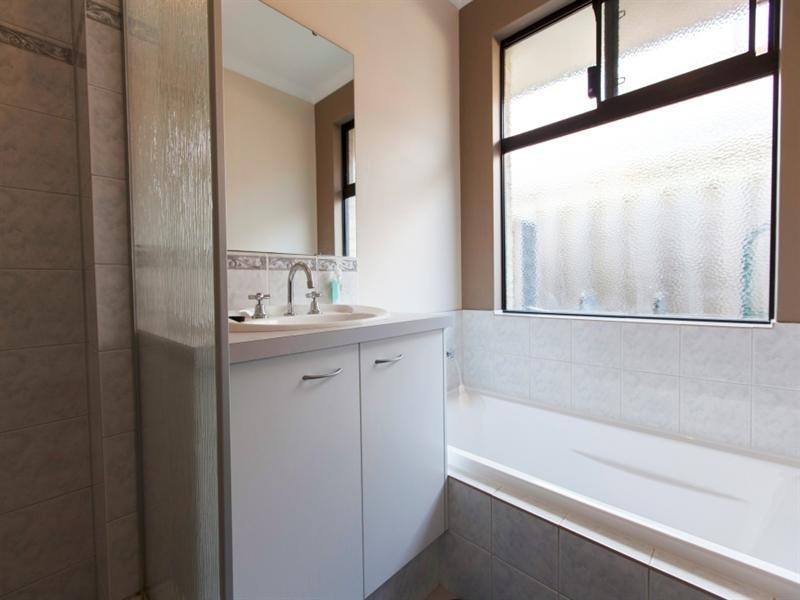 5 Hoyton Close, Ellenbrook WA 6069