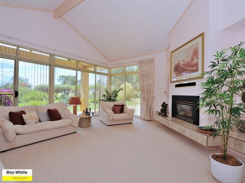 2 Burgundy Lane, The Vines WA 6069