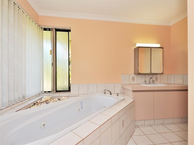2 Bollinger Close, The Vines WA 6069