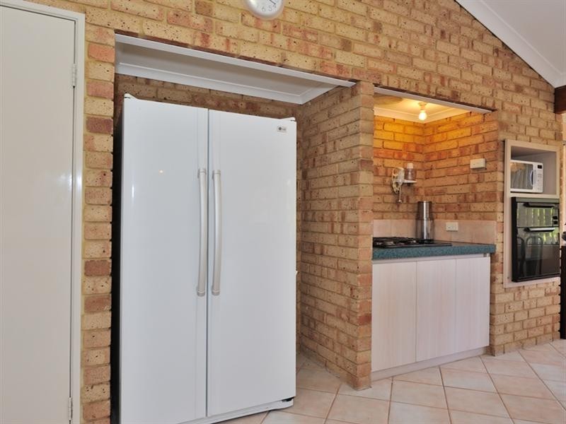 2 Bollinger Close, The Vines WA 6069