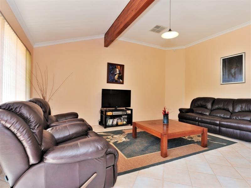 2 Bollinger Close, The Vines WA 6069