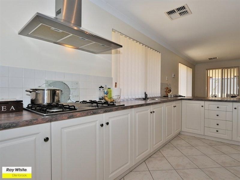 33 Kyneton Parkway, Aveley WA 6069