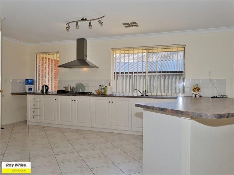 33 Kyneton Parkway, Aveley WA 6069