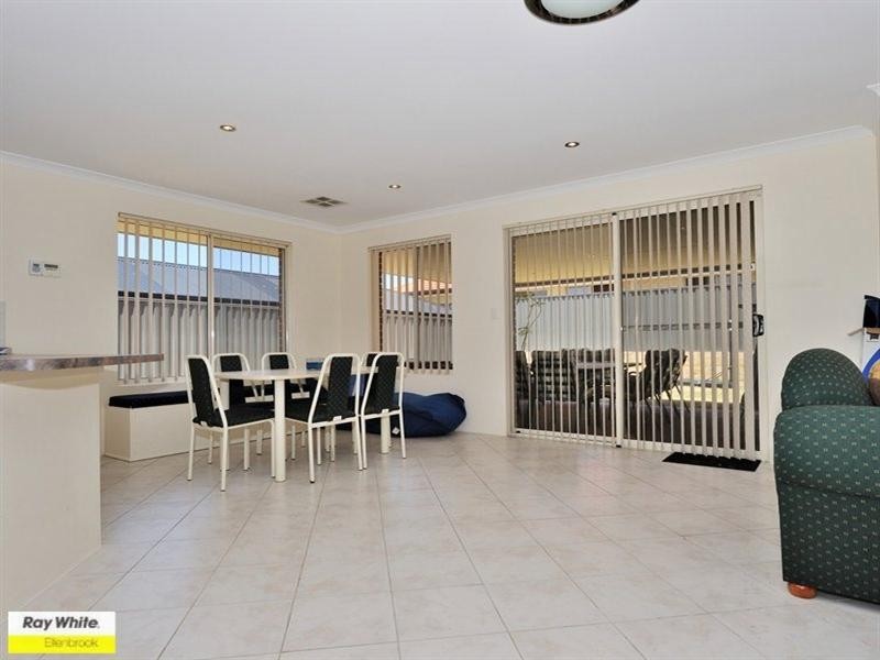 33 Kyneton Parkway, Aveley WA 6069