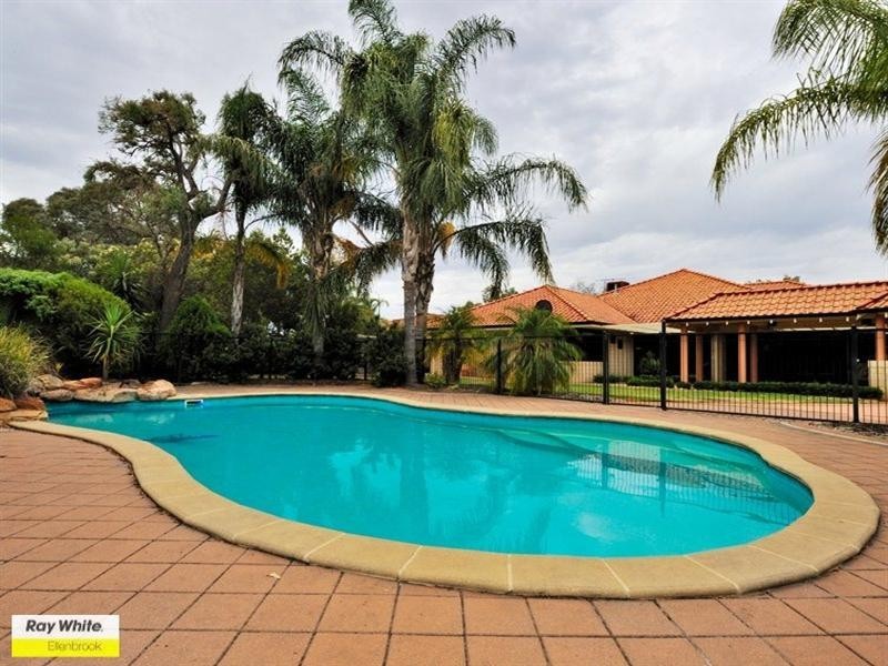 4 Taittinger Grove, The Vines WA 6069