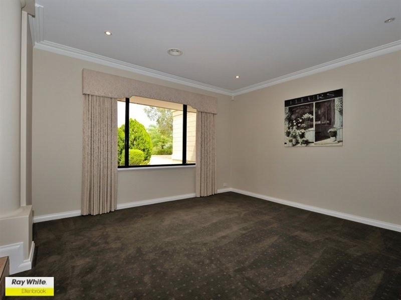 4 Taittinger Grove, The Vines WA 6069