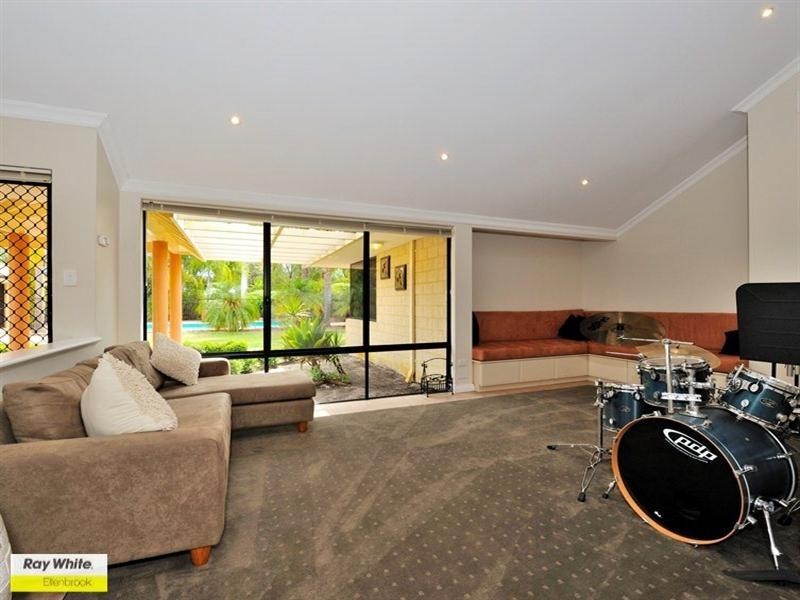 4 Taittinger Grove, The Vines WA 6069