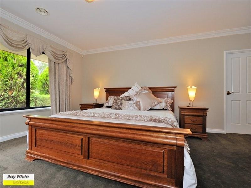 4 Taittinger Grove, The Vines WA 6069