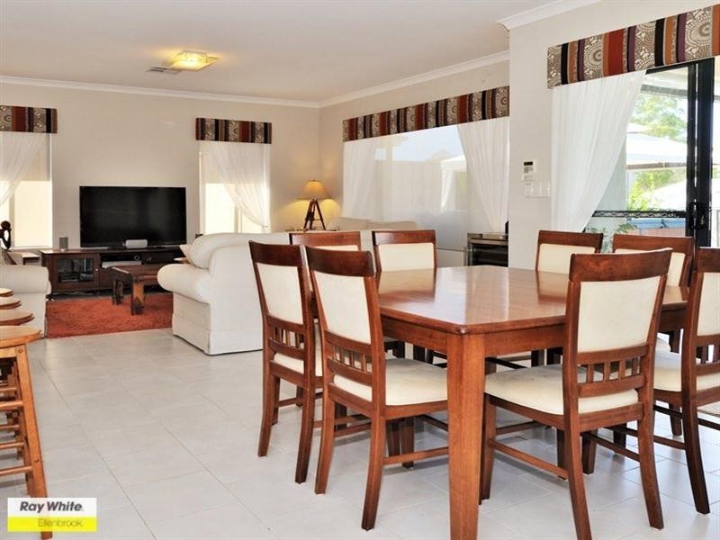 113 Roxburghe Drive, The Vines WA 6069