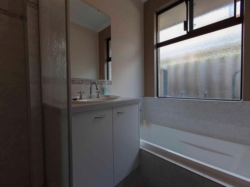 5 Hoyton Close, Ellenbrook WA 6069