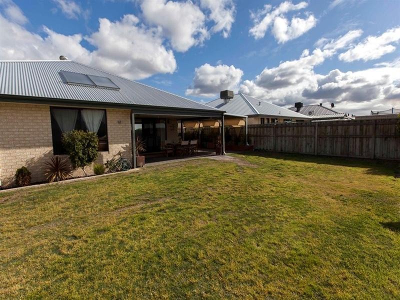 5 Hoyton Close, Ellenbrook WA 6069