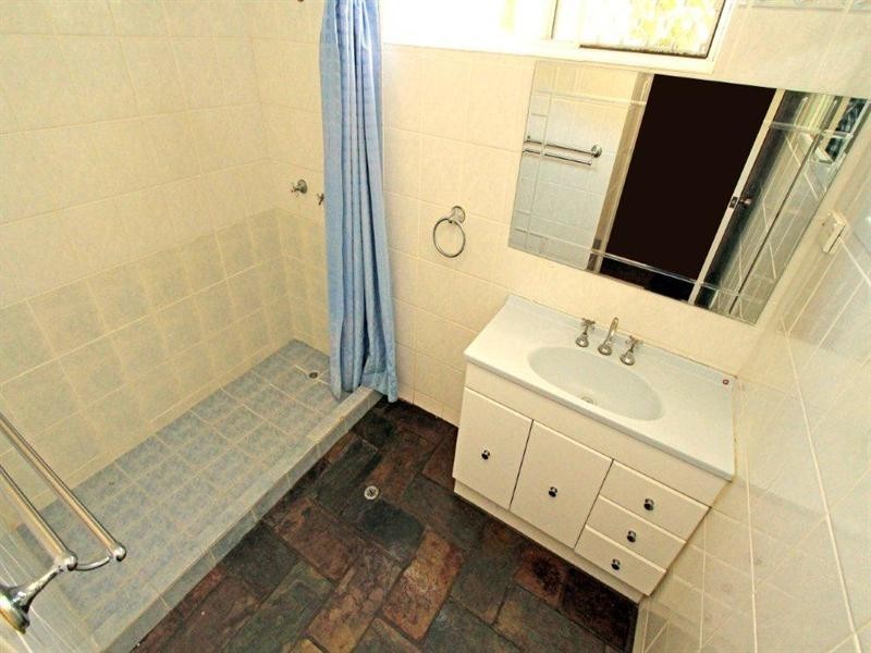 4 Bates Avenue, Park Avenue QLD 4701