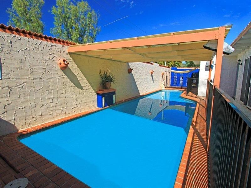 4 Bates Avenue, Park Avenue QLD 4701