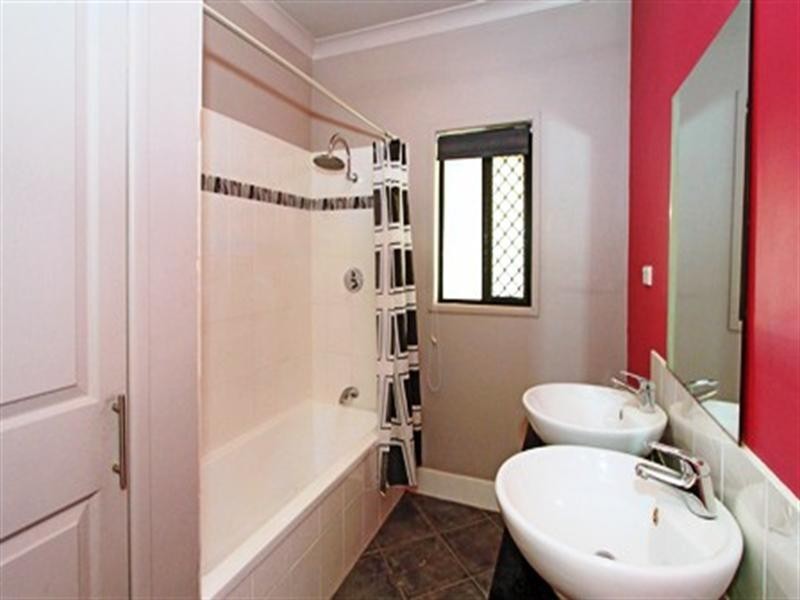 8 White Street, Park Avenue QLD 4701