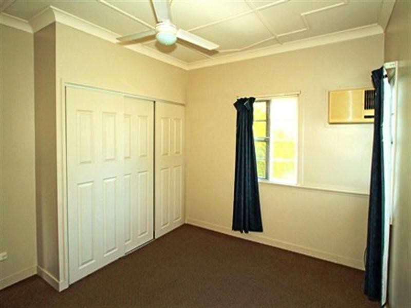 8 White Street, Park Avenue QLD 4701