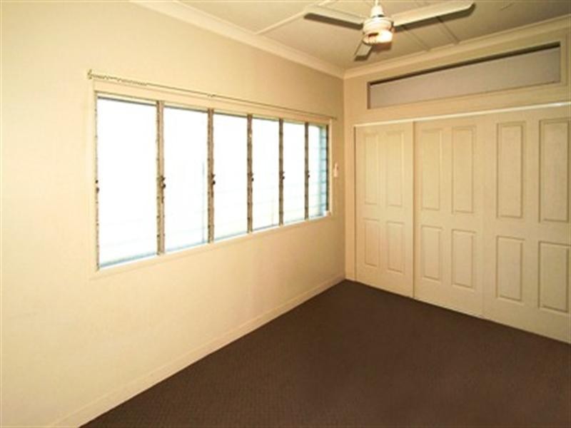 8 White Street, Park Avenue QLD 4701