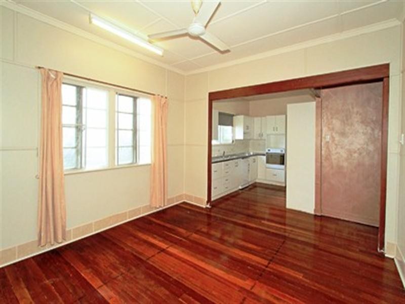 8 White Street, Park Avenue QLD 4701