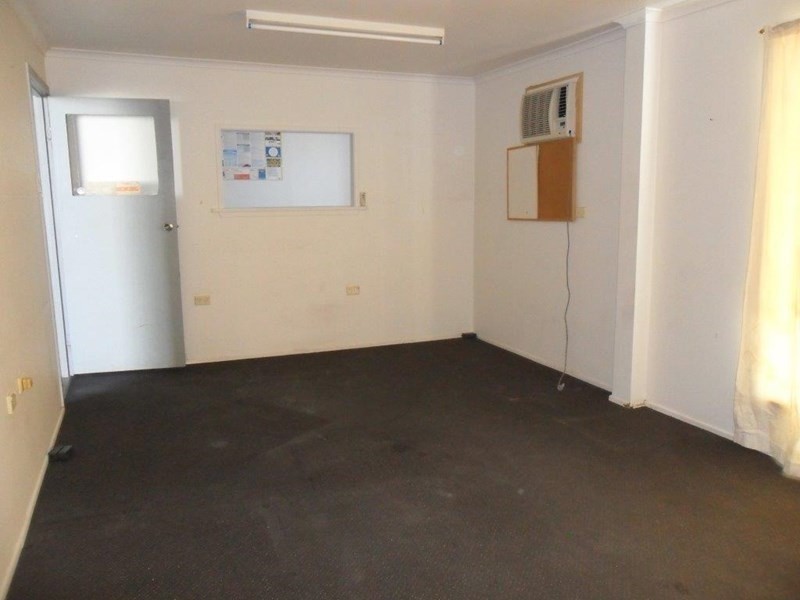 1/8 Robison Street, Park Avenue QLD 4701