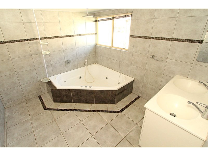 24 Nobbs Street, Berserker QLD 4701