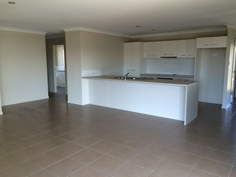 10 Leichhardt Drive, Gracemere QLD 4702