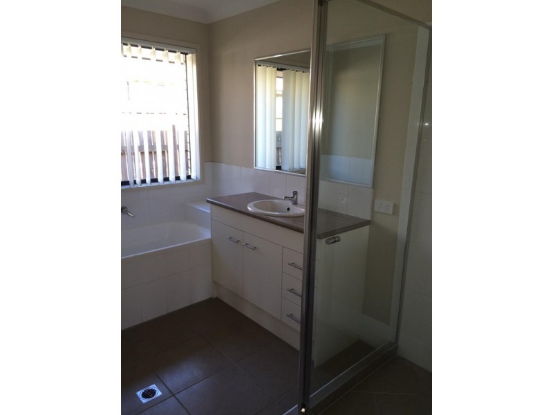 10 Leichhardt Drive, Gracemere QLD 4702