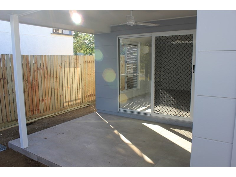 2/15 Card Street, Berserker QLD 4701