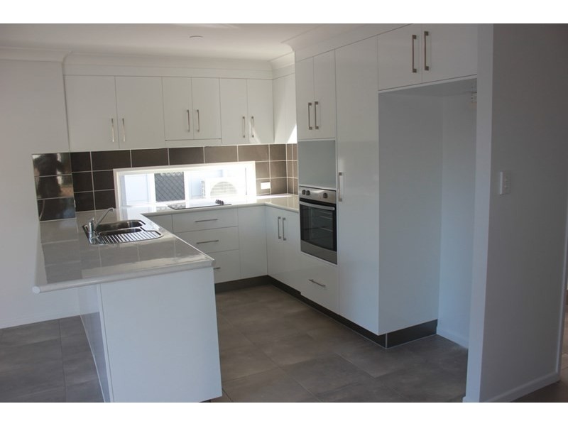 2/15 Card Street, Berserker QLD 4701