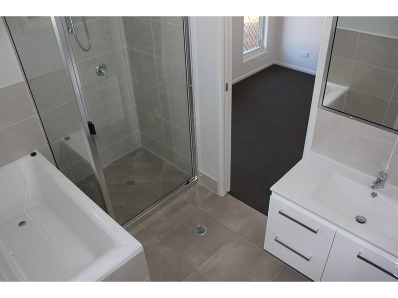 2/15 Card Street, Berserker QLD 4701