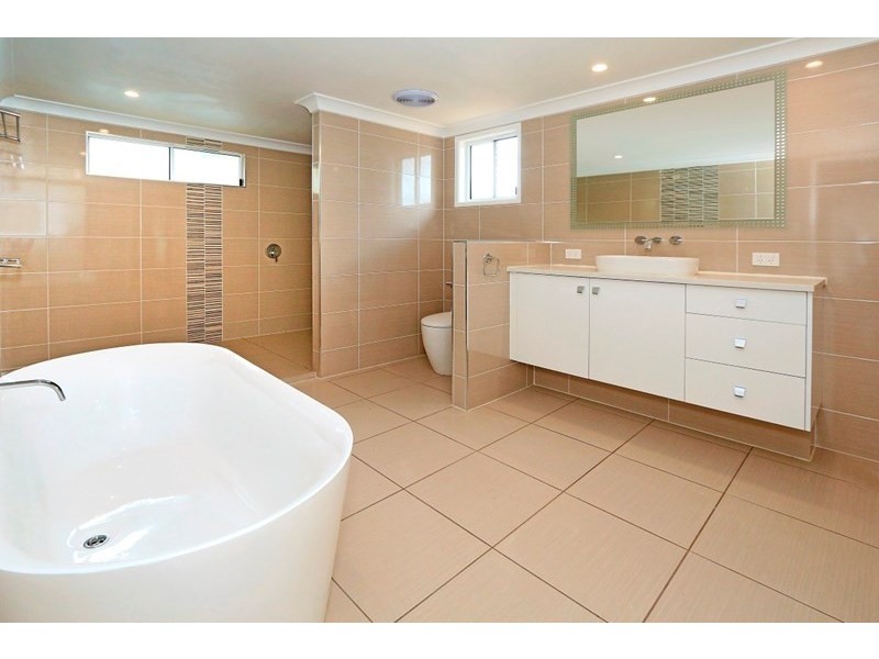 90 Nobbs Street, Berserker QLD 4701