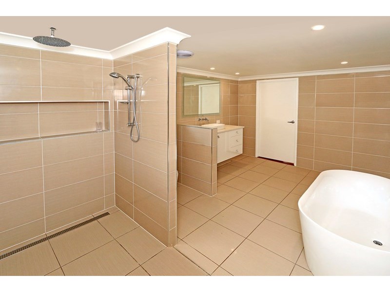 90 Nobbs Street, Berserker QLD 4701