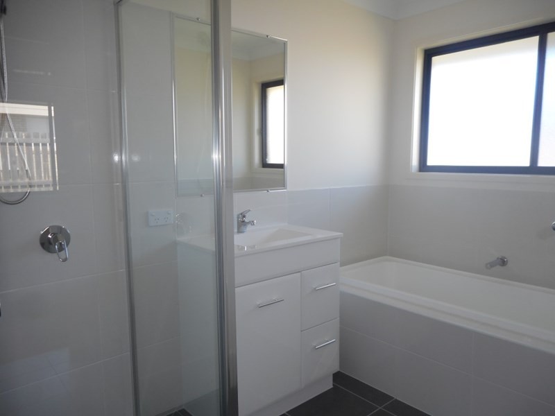 12 Gee Place, Gracemere QLD 4702