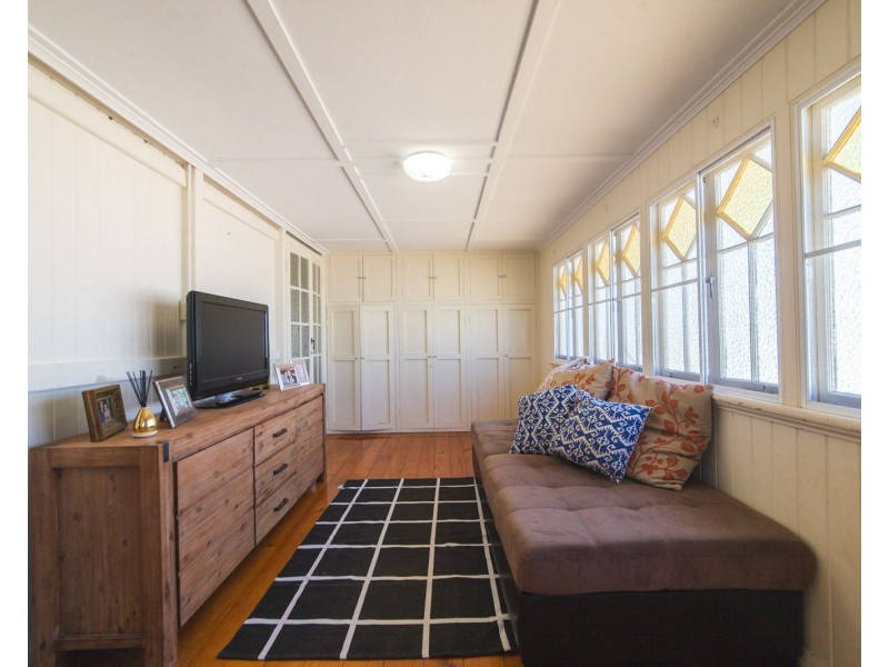 9 Highway Street, Park Avenue QLD 4701